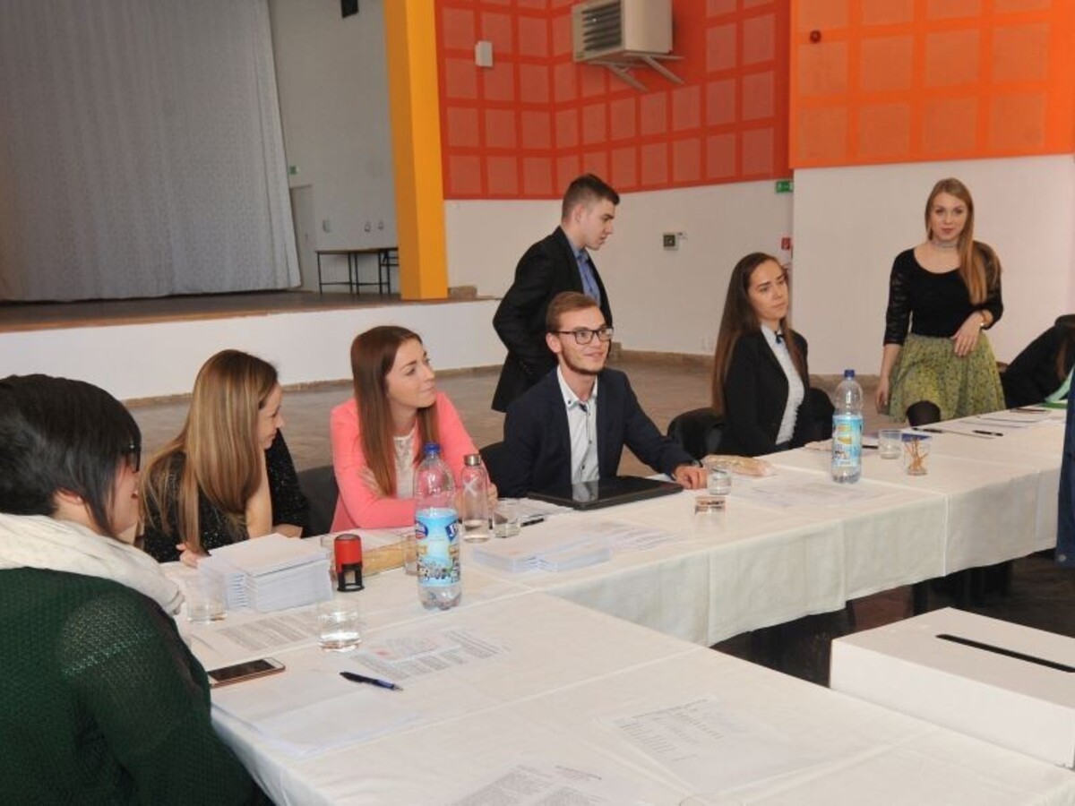 Stres aj úraz. Záchranári museli zachraňovať volebné komisie