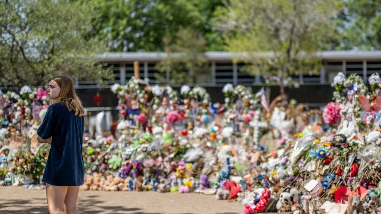Nemôžeme žiadať od detí a učiteľov, aby sa tam vrátili. Texaskú školu po masovej streľbe zbúrajú