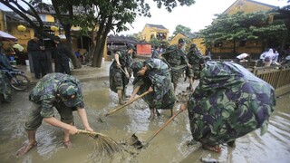Vietnamci rátajú hromadné škody, ktoré zapríčinil ničivý tajfún