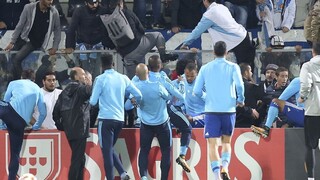 Za napadnutie fanúšika dostal Evra od UEFA tvrdý trest