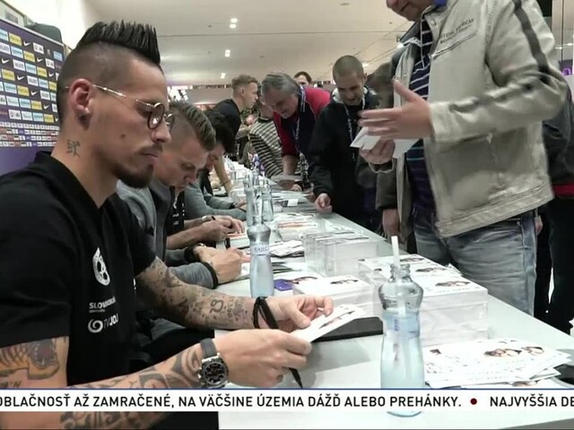 Futbaloví reprezentanti krstili Veľkú knihu emócií, je plná fotografií
