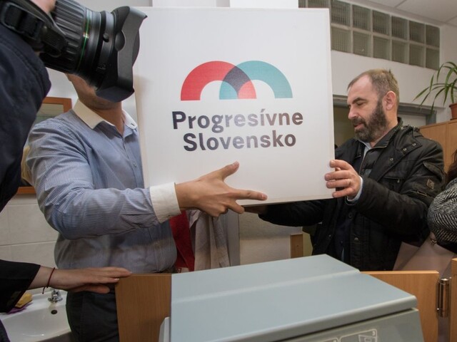 Progresívne Slovensko odovzdalo podpisy, naplno začína v januári