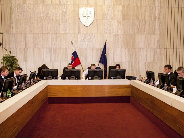 Vláda chce ušetriť, ústavným činiteľom zmrazí platy