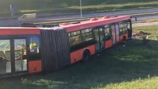 Autobus bratislavskej MHD po zrážke vyletel z cesty do priekopy