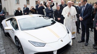 Pápež dostal do daru nový luxusný športiak Lamborghini