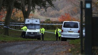 V zalesnenej oblasti sa zrazili vrtuľník a lietadlo, zrážka má obete