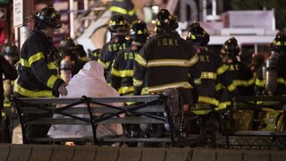 Viac ako stovka hasičov zasahovala pri požiari obytného domu v New Yorku