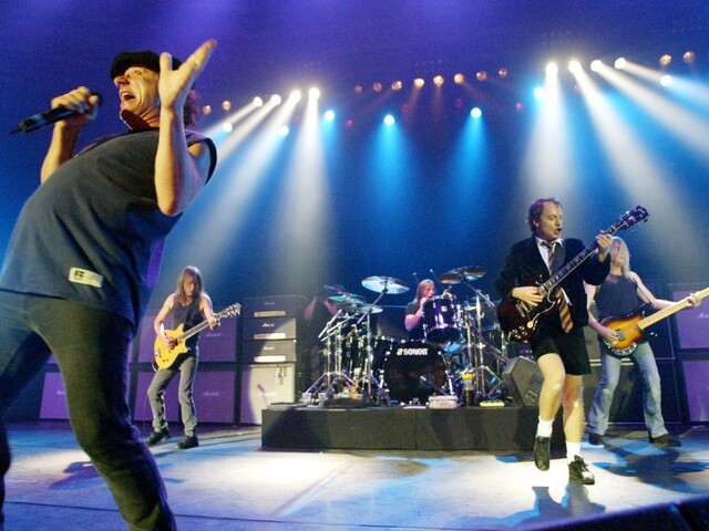 Zomrel spoluzakladateľ hardrockovej skupiny AC/DC