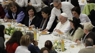 Pápež obedoval s chudobnými, poukázal na nespravodlivosť