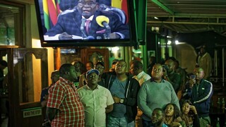 Mugabe sľúbil, že rezignuje. Žiada však nedotknuteľnosť