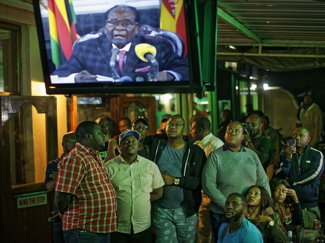 Mugabe sľúbil, že rezignuje. Žiada však nedotknuteľnosť