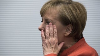 Merkelová chce predčasné voľby, menšinovú vládu odmieta