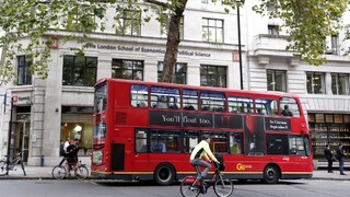 Briti budú musieť uťahovať opasky. Domácnosti prídu o stovky eur