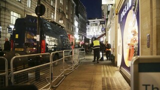 Po správach o výstreloch zasahovala v londýnskom metre polícia