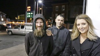 Bezdomovec pomohol žene v núdzi, dostal za to štedrú odmenu