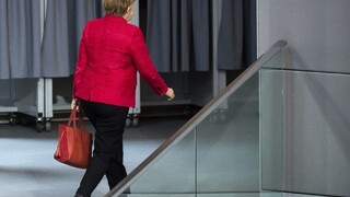 Merkelová odmieta predčasné voľby. Obnoví starú koalíciu?