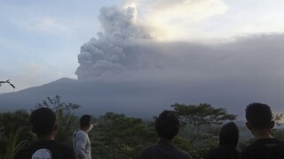 Sopka na Bali sa opäť prebudila, museli prerušiť letecké spojenie