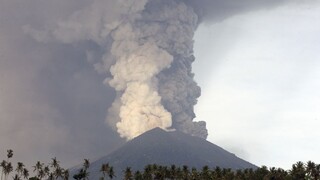 Bali ohrozuje sopka. Sledujte situáciu, radia slovenským turistom