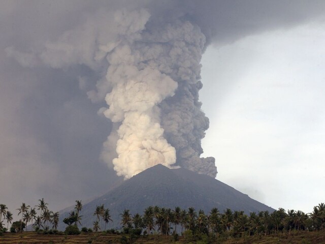 Bali ohrozuje sopka. Sledujte situáciu, radia slovenským turistom