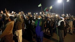 Minister, ktorý v zákone vynechal Mohameda, neustál protesty