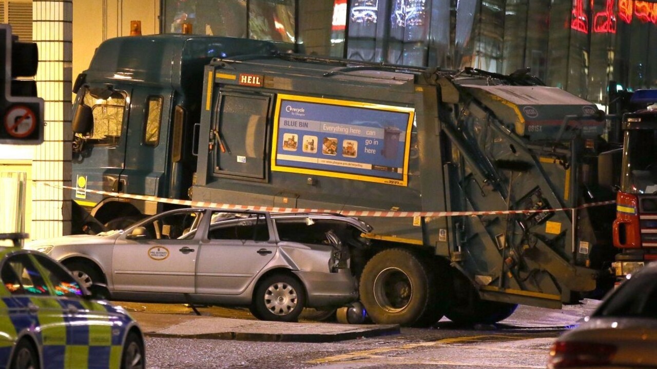 Muža zaseknutého v smetiarskom aute museli vytiahnuť hasiči