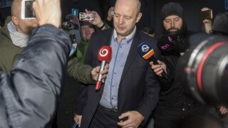 Rusko je na slobode, ale nosí náramok. Pas musel odovzdať