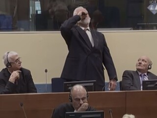 Poplach v Haagu, generál po vypočutí rozsudku zrejme vypil jed