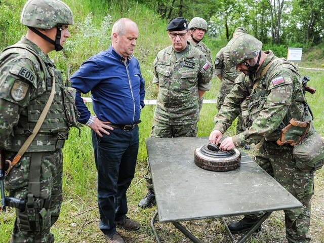 Gajdoš motivuje do aktívnych záloh, preplatí náklady za poistné