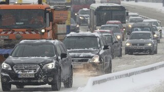 ONLINE: Zapadnuté spoje či výpadky elektriny. Kalamita paralyzovala Slovensko