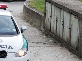Zlodej unikal policajtom na ružovo-bielom detskom bicykli