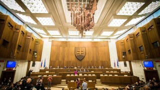 Rokovanie parlamentu: OĽaNO predkladá vlastný návrh o platoch