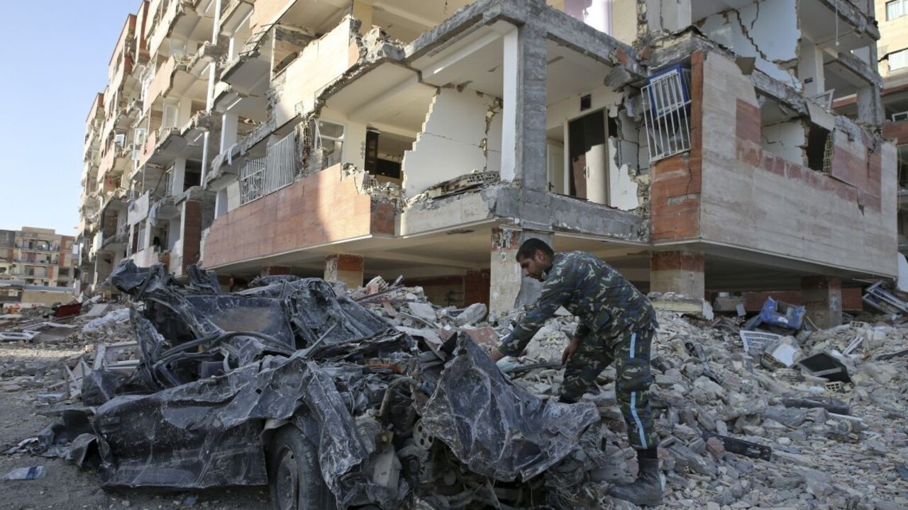 Irán postihlo silné zemetrasenie, hlásia desiatky zranených