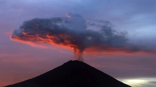 Na Bali otvorili letisko, hrozba erupcie je stále vysoká