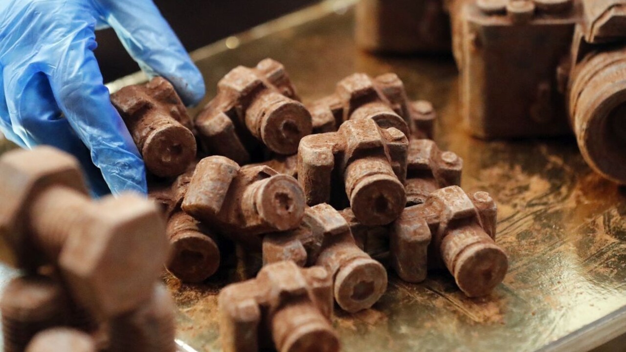 Zlodej skrýval v jednoizbovom byte čokoládu za tisíce eur
