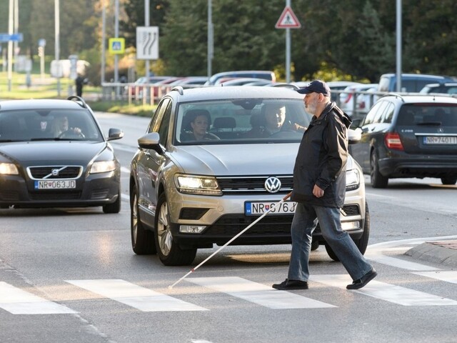 Levočania pomáhajú nevidiacim. Učia ich rozlišovať kvalitu vody