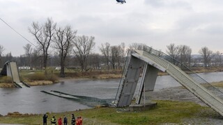 V Prahe sa zrútila 260-metrová pešia lávka, hlásia zranených