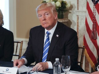 Nikdy som nežiadal FBI o zastavenie vyšetrovania Flynna, tvrdí Trump