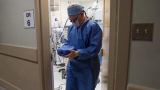 Muž mal na hrudi vytetované želanie, lekári ho nechali zomrieť