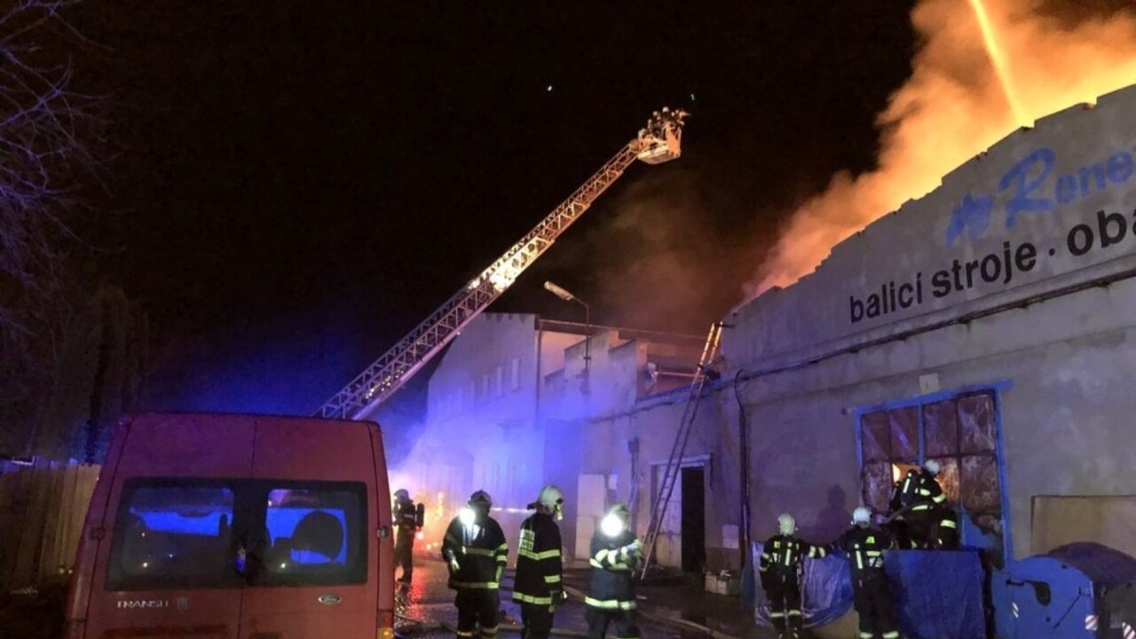 V Prahe vyhlásili mimoriadny poplach pre požiar pri čerpacej stanici