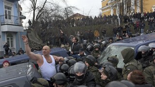 Saakašviliho prívrženci sa vyzbrojili palicami, pred políciou neustúpia