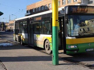 Poslanci neprelomili veto, niektoré deti budú za dopravu platiť