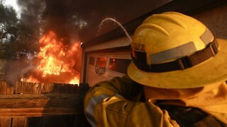 Kalifornia sa ocitla v ohnivom pekle, plamene sa nedarí skrotiť