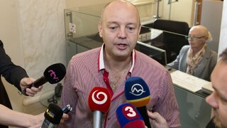 Rusko opäť vypovedal, na pojednávanie prišiel s náramkom