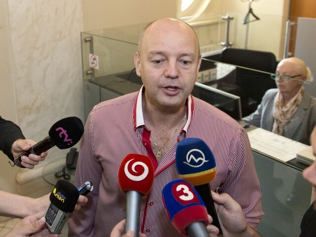 Rusko opäť vypovedal, na pojednávanie prišiel s náramkom