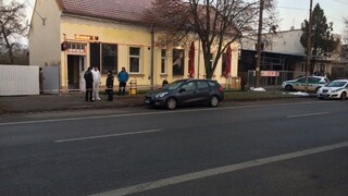 Nahnevaný muž zabíjal v hurbanovskom bare, potom spáchal samovraždu