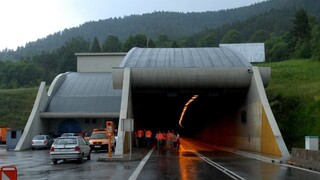 Vodiči pozor. V tuneli Branisko sa z kamiónov uvoľňujú kusy ľadu