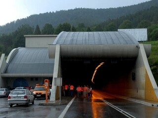 Vodiči pozor. V tuneli Branisko sa z kamiónov uvoľňujú kusy ľadu