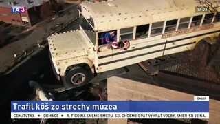 Basketbalový komik trafil kôš zo strechy múzea