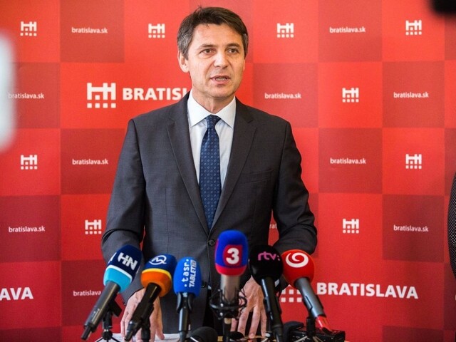 Poslanci vyzvali Nesrovnala, aby vypovedal zmluvu upratovacej firme