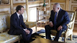 Macron sa stretol s izraelským premiérom, vyzval ho na odvážne gesto